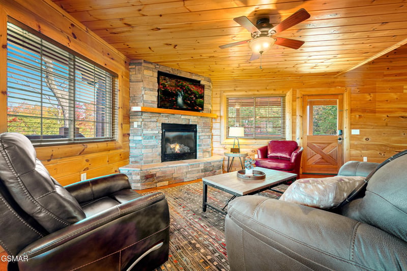 2936 Lightning Strike Dr, Sevierville, TN 37876
