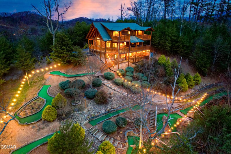 2936 Lightning Strike Dr, Sevierville, TN 37876