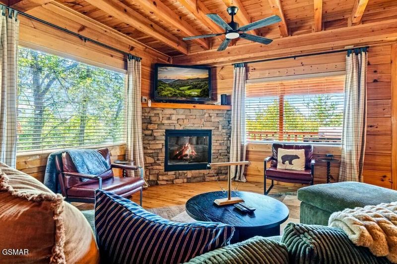 1089 Towering Oaks Dr, Sevierville, TN 37876