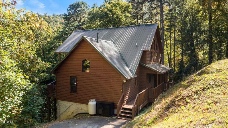 2732 Pine Crest Ln, Sevierville, TN 37862