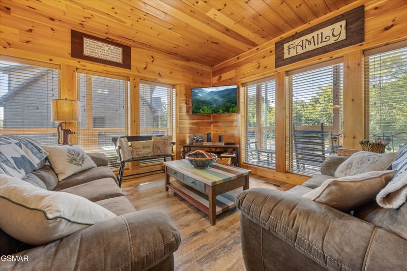 324 Oak Vista Ct, Sevierville, TN 37876