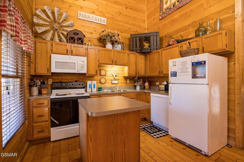 1628 Ginnys Trl, Sevierville, TN 37876