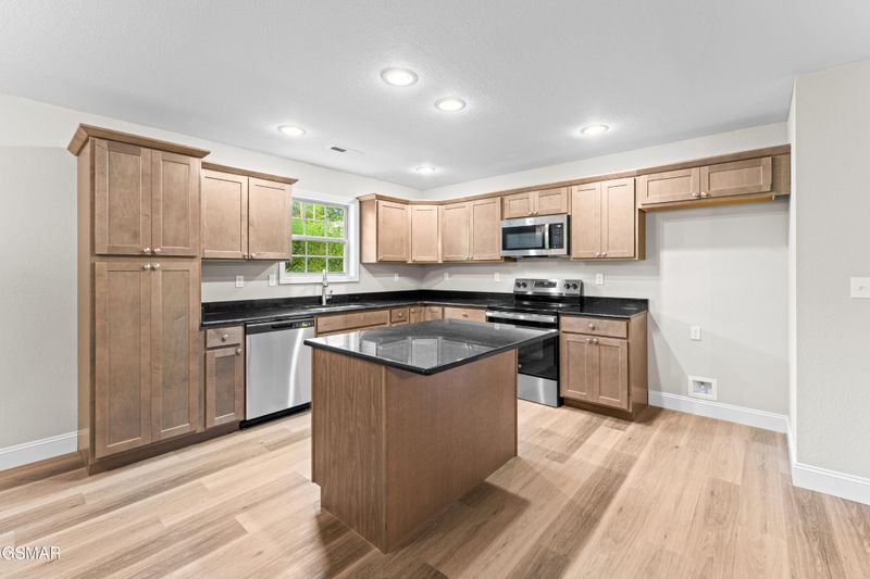 1039 Cedar Ln, Sevierville, TN 37862