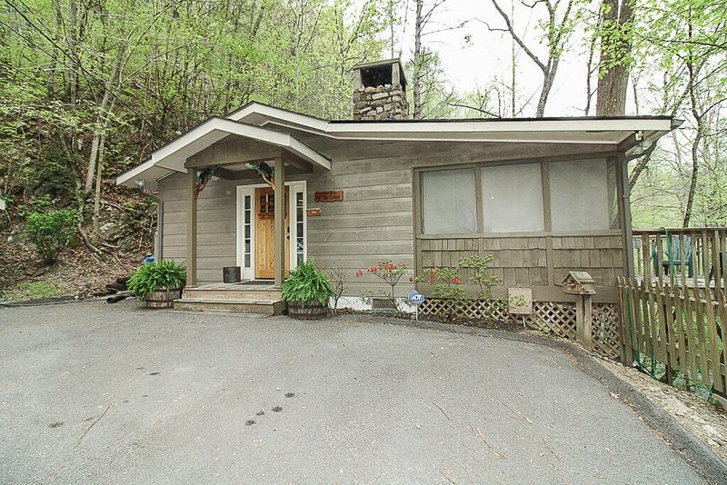 2002 Hidden Hollow Way, Sevierville, TN 37862