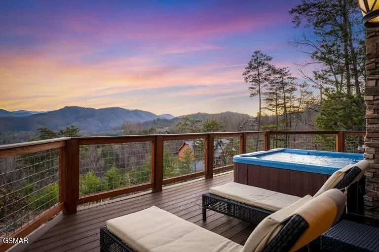 2452 Hackberry Dr, Sevierville, TN 37862