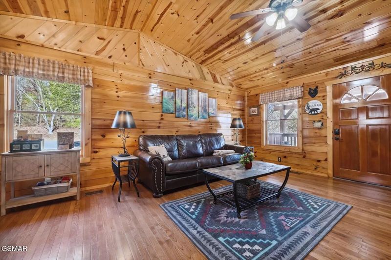 669 Magic Kingdom Ln, Sevierville, TN 37876