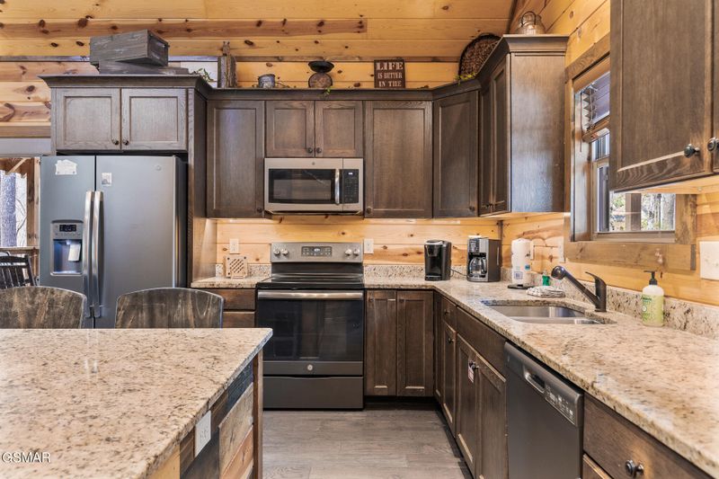 2705 Mossy Creek Ln, Sevierville, TN 37862
