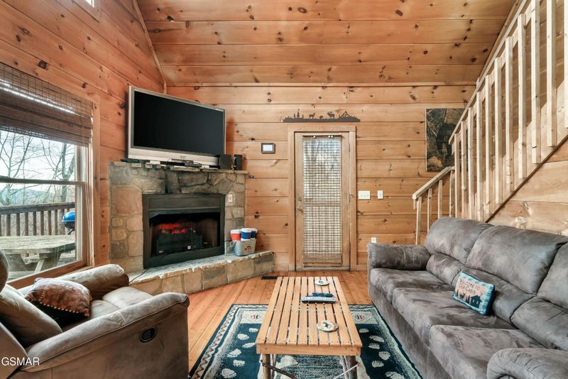1027 Elm Cir, Sevierville, TN 37876