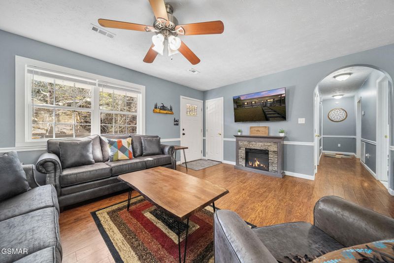 910 Hill Hollow Dr, Sevierville, TN 37876