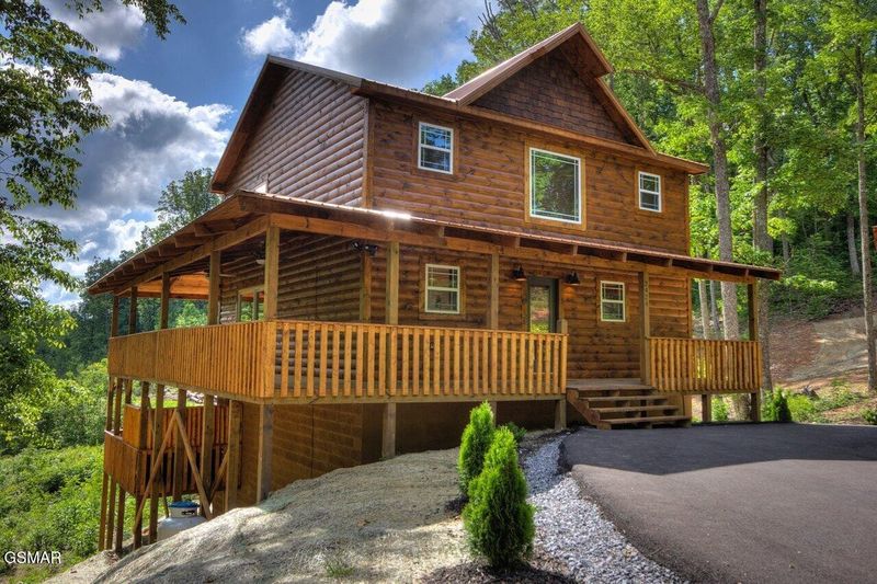 2424 Rainbow Falls Ln, Sevierville, TN 37862