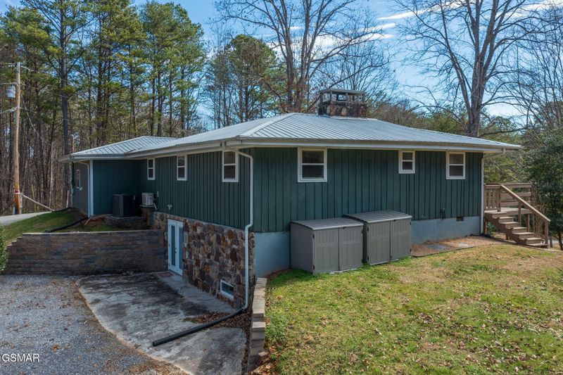909 Carvers Ln, Sevierville, TN 37876