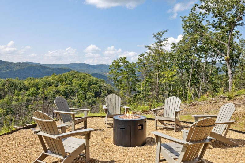 2535 Mountain Holly Way, Sevierville, TN 37862
