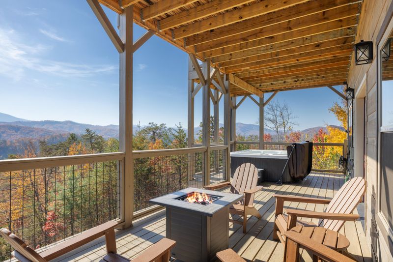 2049 Crown Point Ln, Sevierville, TN 37862