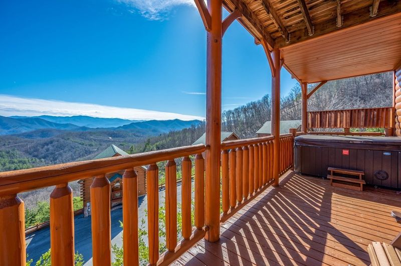 3138 Lakeview Lodge Dr, Sevierville, TN 37862