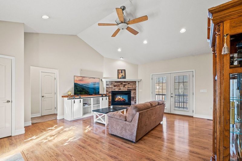 680 Arch Rock Dr, Sevierville, TN 37876