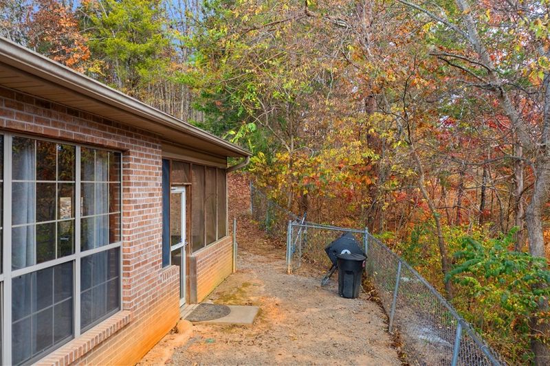 1232 Gists Creek Rd, Sevierville, TN 37876