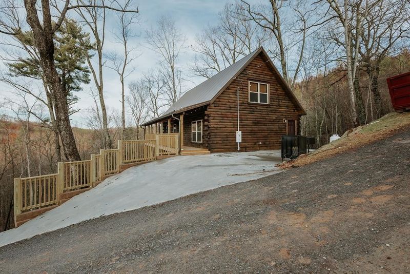 2417 Paradise Falls Way, Sevierville, TN 37862