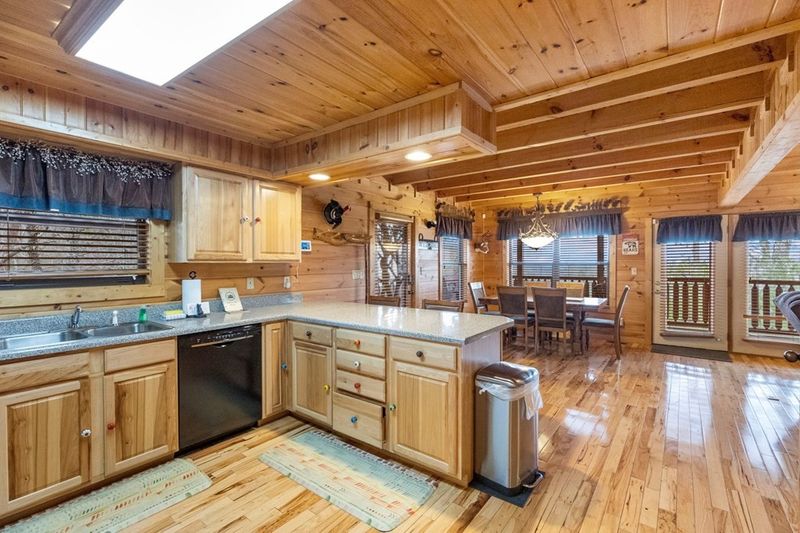 2409 Rainbow Falls Ln, Sevierville, TN 37862