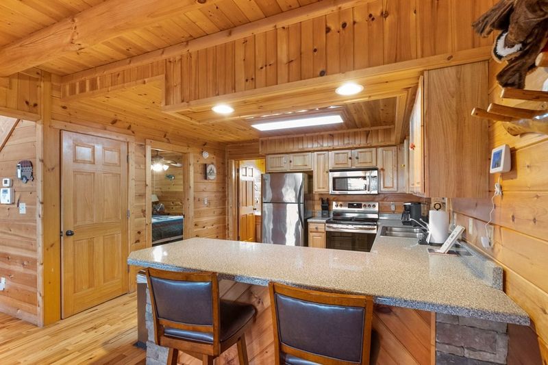 2409 Rainbow Falls Ln, Sevierville, TN 37862