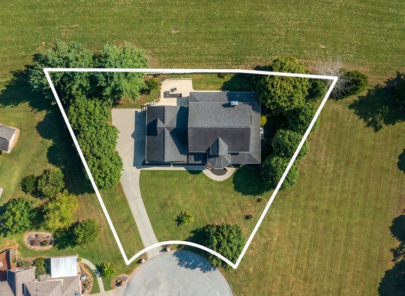 2425 Kanuga Ct, Sevierville, TN 37876