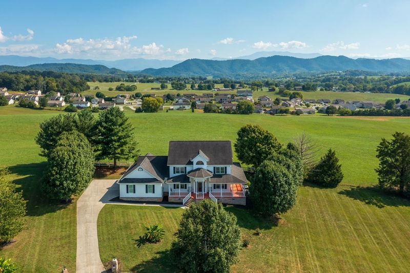 2425 Kanuga Ct, Sevierville, TN 37876