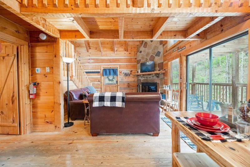 1328 Pine Trl, Sevierville, TN 37876