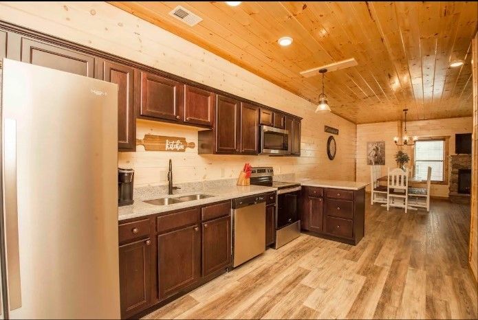 14 Eagle Feather Dr, Sevierville, TN 37876