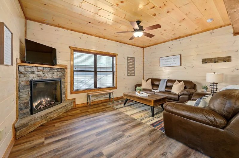 7 Cross Over Rd, Sevierville, TN 37876