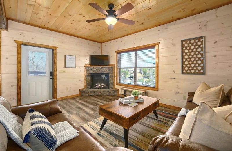 7 Cross Over Rd, Sevierville, TN 37876