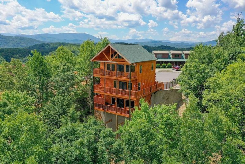1120 Trail Dr, Sevierville, TN 37862