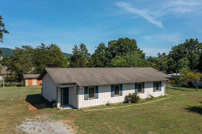 2925 Eledge Ln, Sevierville, TN 37876