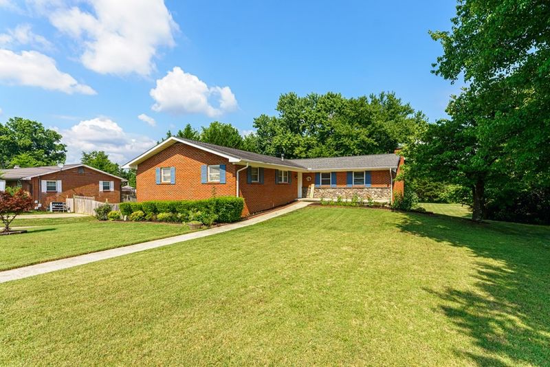 906 Linden Dr, Alcoa, TN 37701