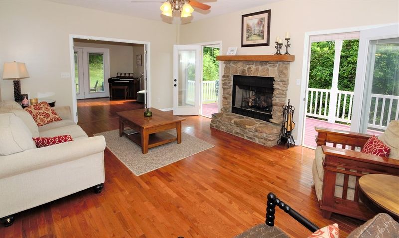 293 Red Bud Ln, Sevierville, TN 37876