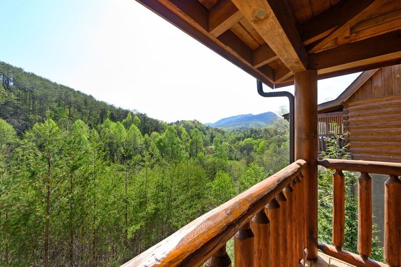 2070 Bear Haven Way, Sevierville, TN 37876