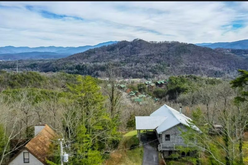 2867 Pine Haven Dr, Sevierville, TN 37862