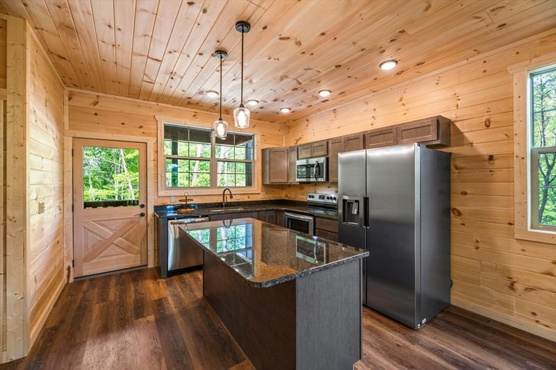 2 Locust Ridge Rd, Sevierville, TN 37876