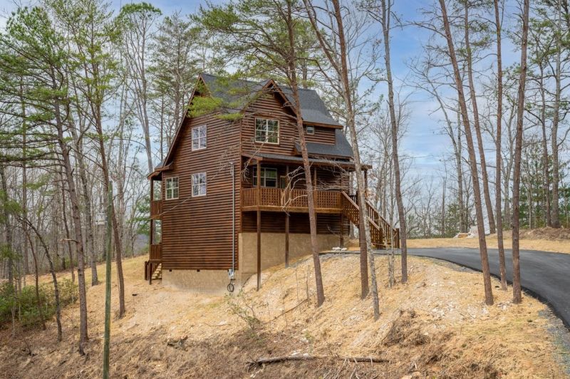 2 Locust Ridge Rd, Sevierville, TN 37876