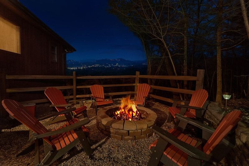 940 Pine Mountain Rd #FIRESIDECHATS, Sevierville, TN 37862