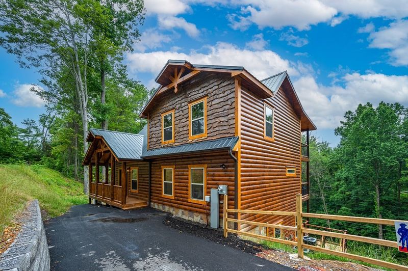 1918 Pine Ct, Sevierville, TN 37876
