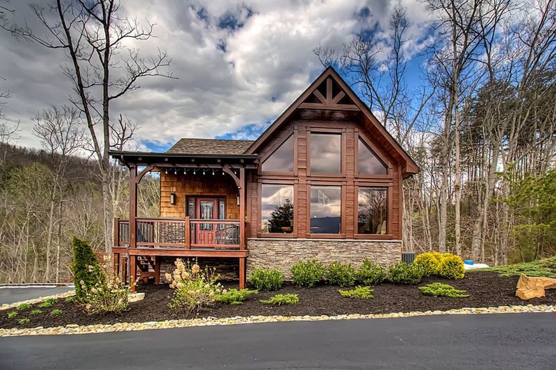 3131 Mountain Grace Ln, Sevierville, TN 37876