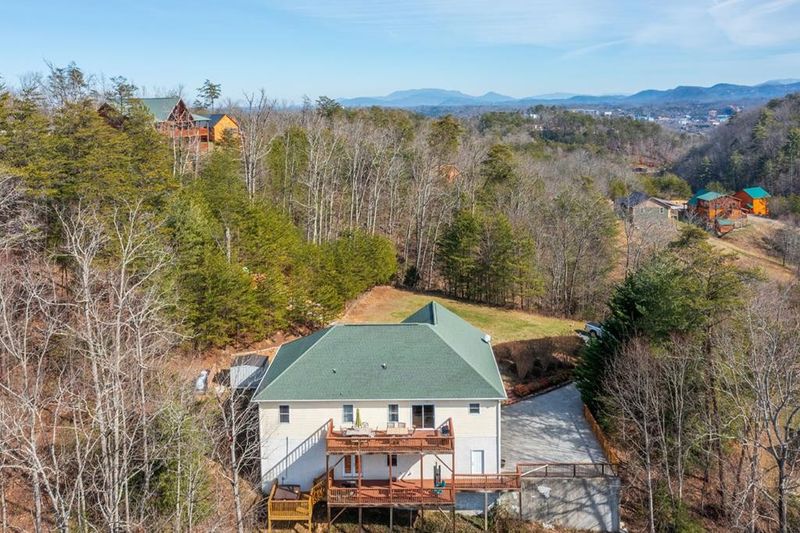 1023 Gray Wolf Dr, Sevierville, TN 37876