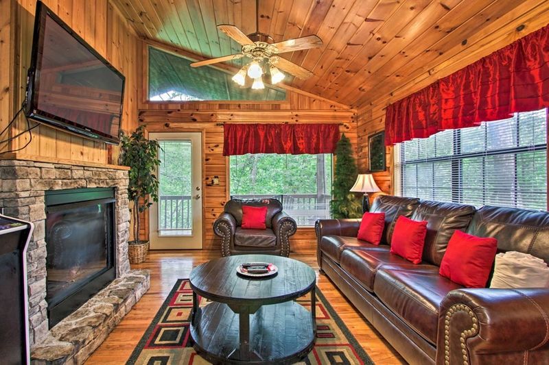 2201 Hawks Point Way #THESHOWSTOPPER, Sevierville, TN 37862