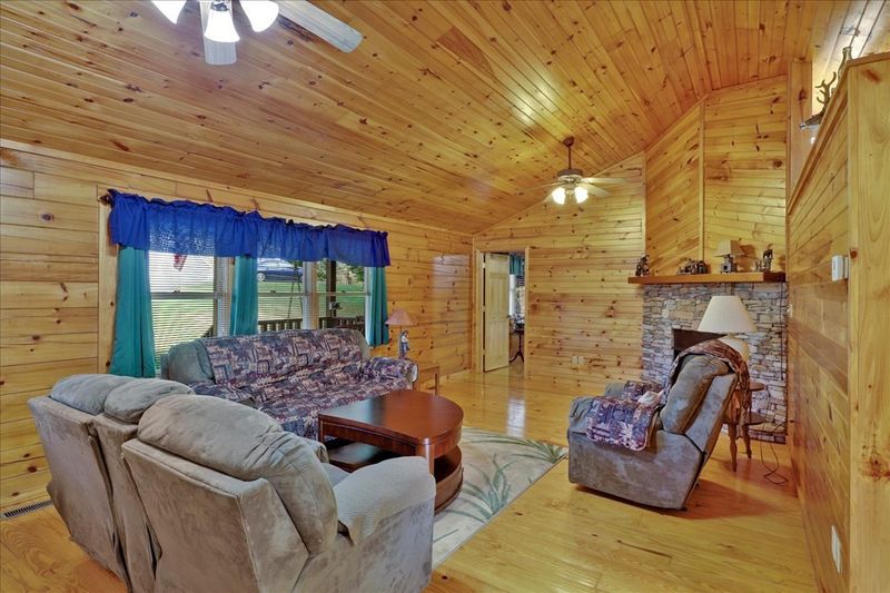 1950 Oakmont Dr, Sevierville, TN 37876