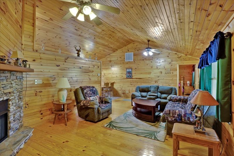 1950 Oakmont Dr, Sevierville, TN 37876