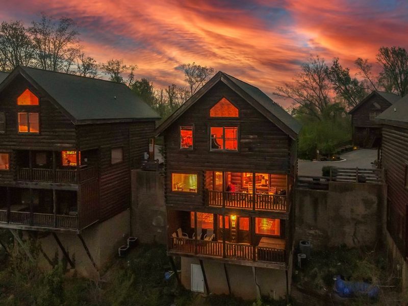 1073 Towering Oaks Dr, Sevierville, TN 37876