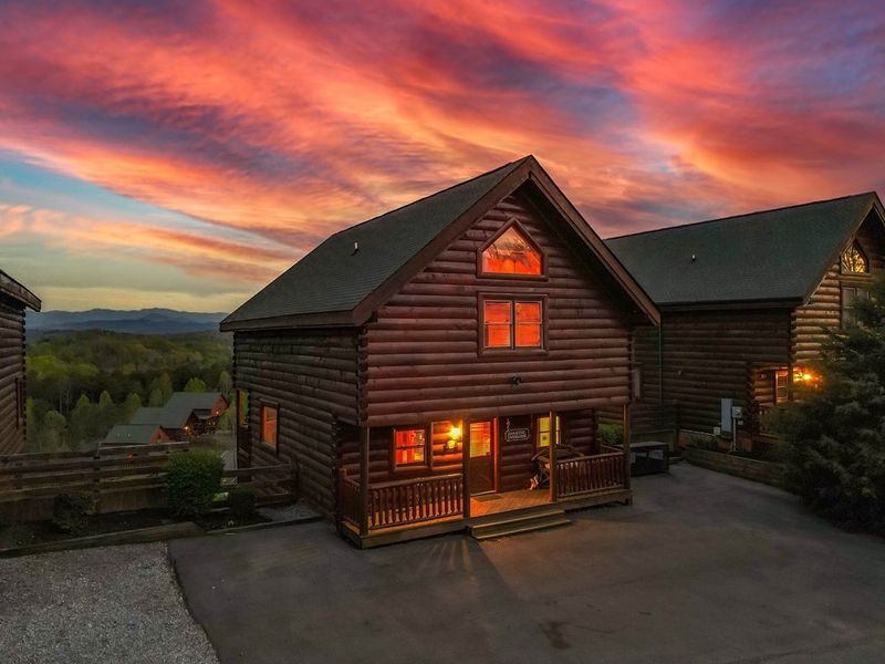 1073 Towering Oaks Dr, Sevierville, TN 37876
