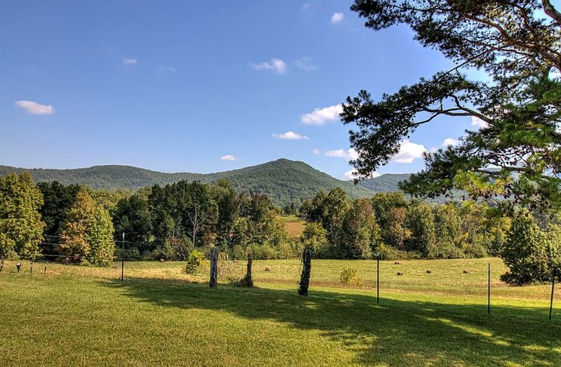 3721 Pleasant View Ln, Sevierville, TN 37862