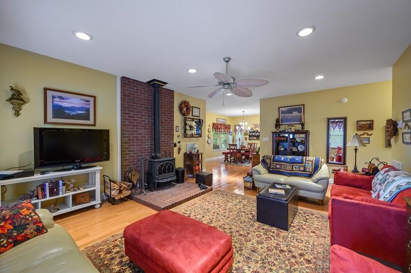 2225 Meadowbrook Ln, Sevierville, TN 37862