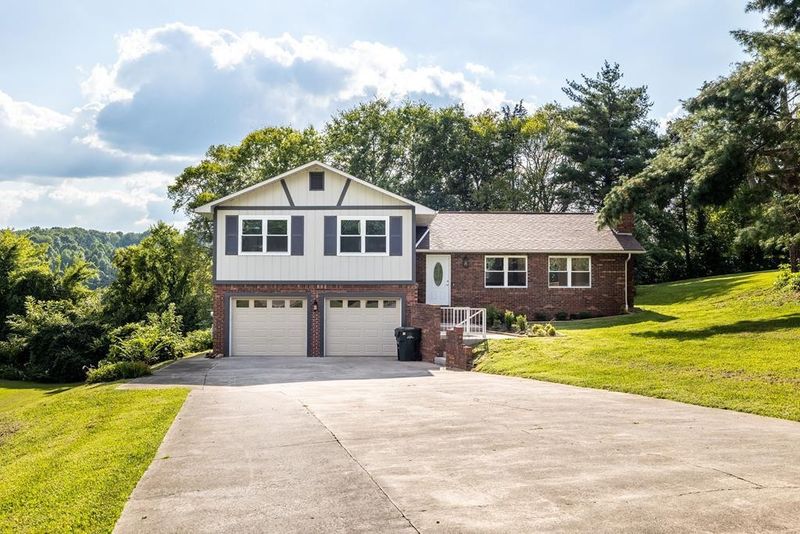 1131 Fork Dr, Sevierville, TN 37862