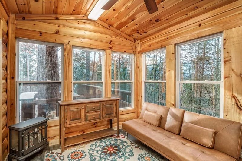 2890 Pine Haven Dr, Sevierville, TN 37862